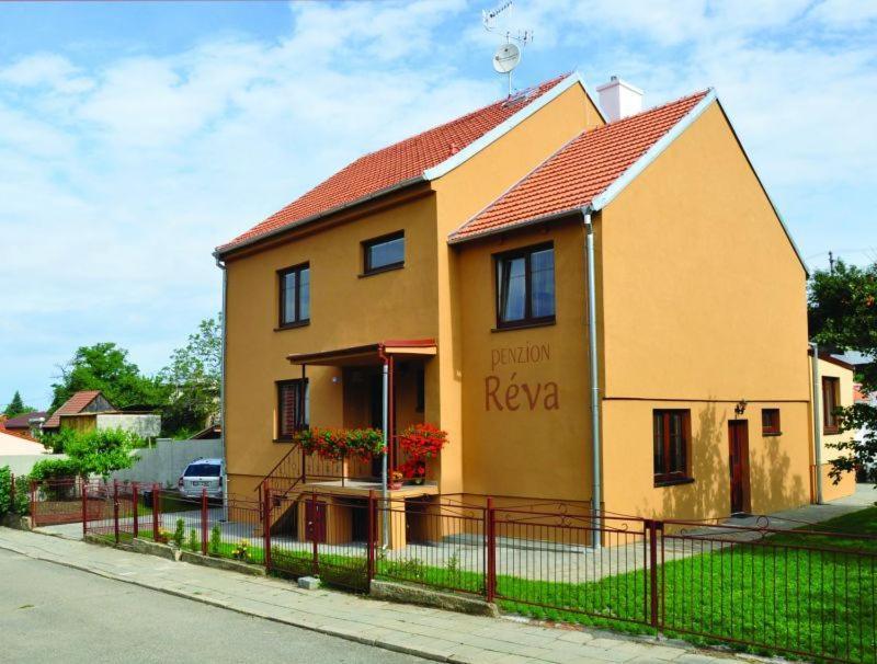 Penzion Reva Valtice Bagian luar foto